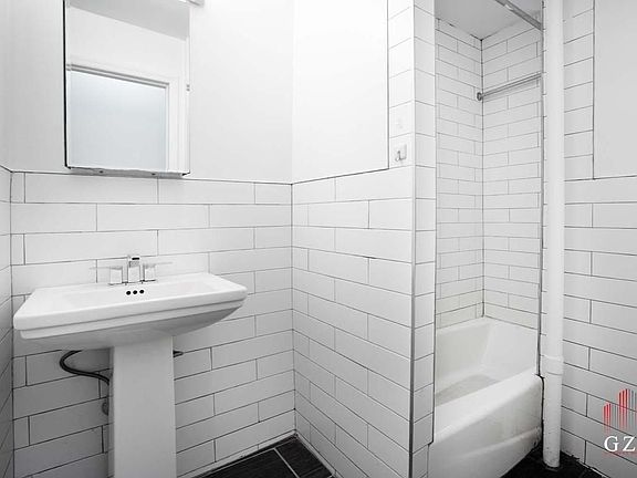 4th image of 3643 Broadway #24
