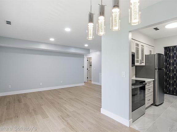 5th image of 29850 W Twelve Mile Rd APT 512