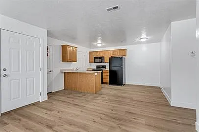580 S Center St — Photo 3