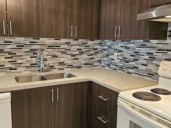 3rd image of 711 Bay St #2011