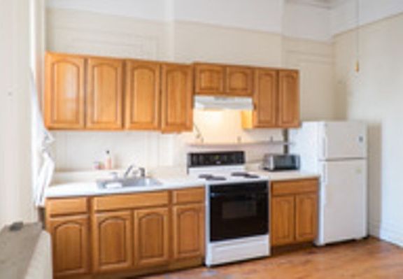 4th image of 915 Bedford Ave