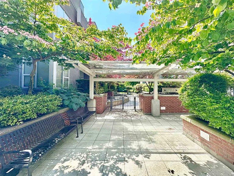 2688 Vine St — Photo 13