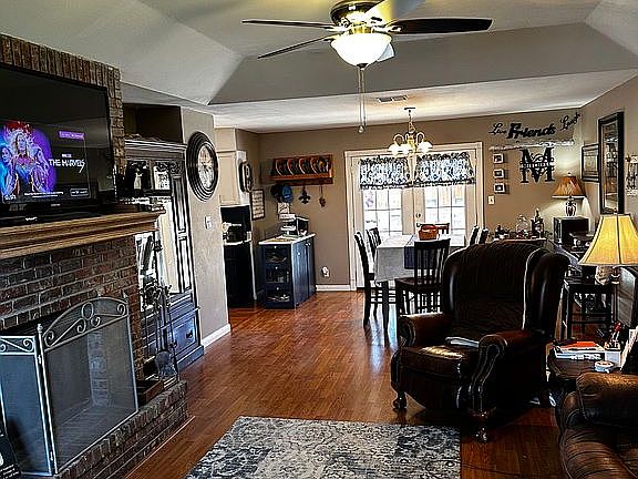 4th image of 935 Hideaway Cir