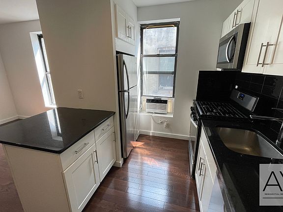3rd image of 395 Saint Johns Pl APT 4