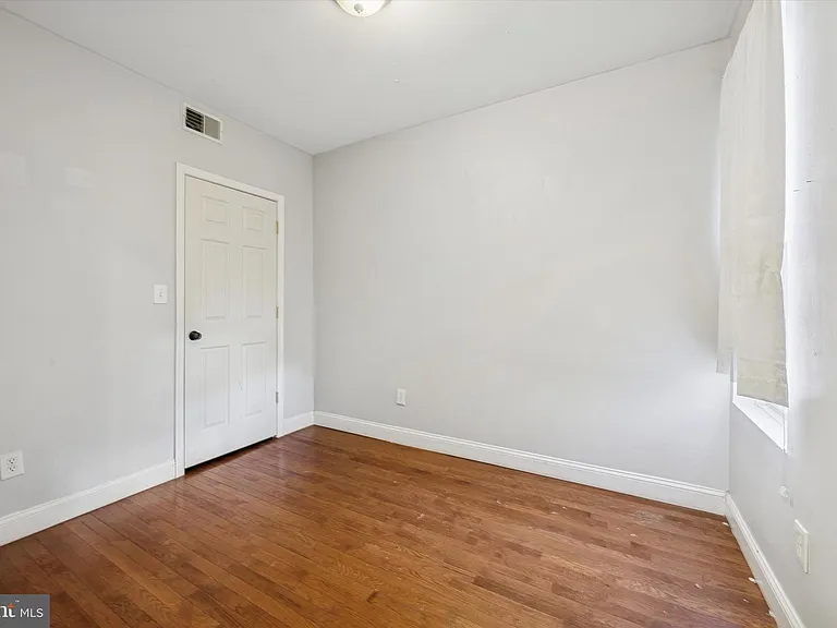 1625 Edgley St — Photo 4