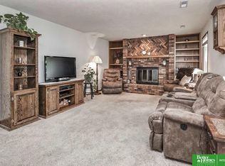 1206 Cedarwoods Dr, Papillion, NE 68046