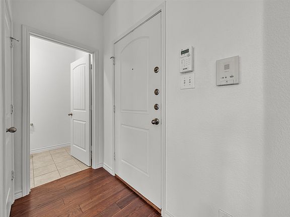 4th image of 950 Henderson St #1214