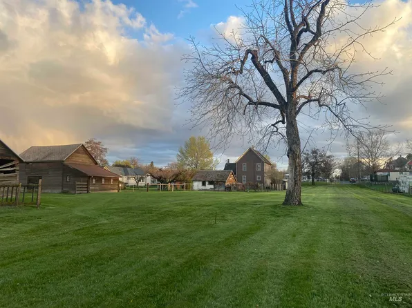 1368 Chestnut St, Clarkston, WA 99403