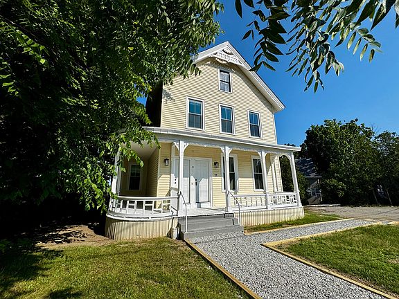 3rd image of 37 Oakes Ave