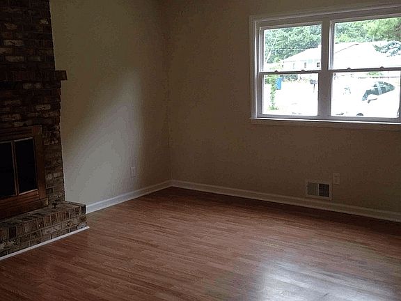 5th image of 631 Lakeridge Cir SE