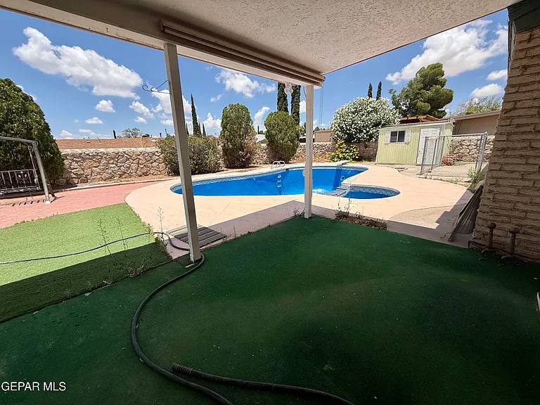 1649 Lomaland Dr — Photo 24