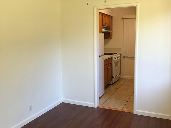 Dining area with ceiling fan