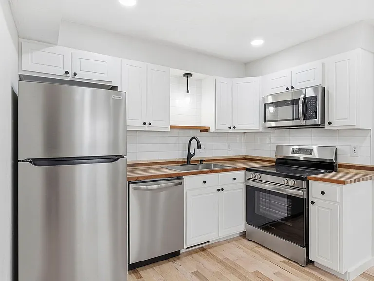 2831 E University St — Photo 9