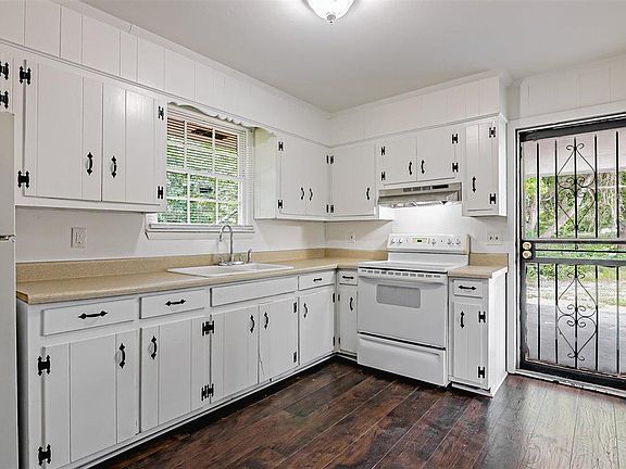 5th image of 2242 Walden Dr