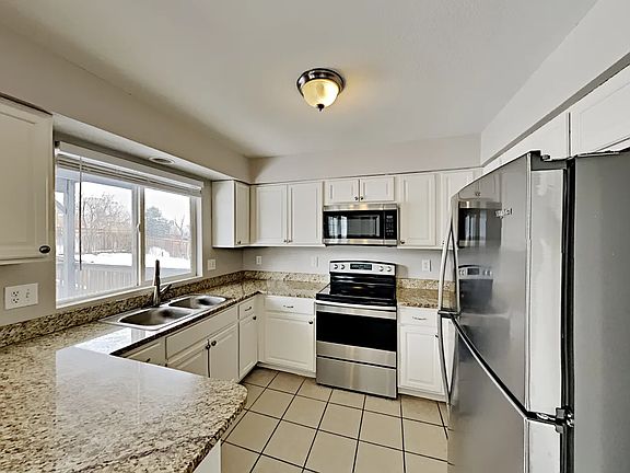 2nd image of 3220 Blue Grass Cir