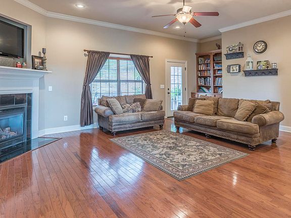 5th image of 559 White Oak Ln