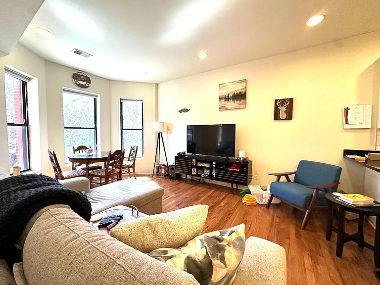 1044 W School St #2F — Photo 4