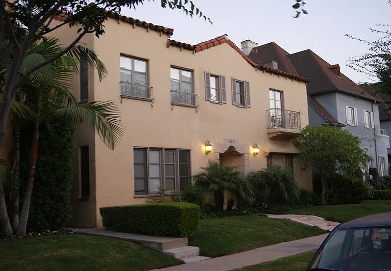 264 S Reeves Dr — Photo 12
