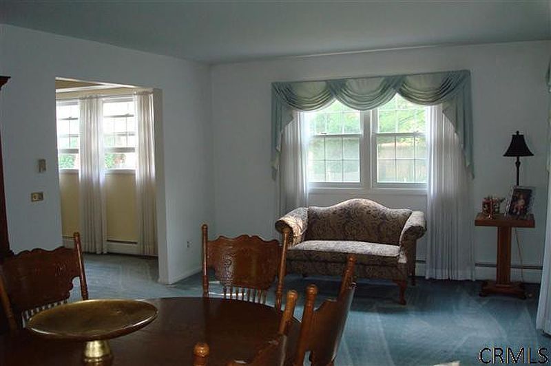 3rd image of 9 MOUNTAIN LAUREL Drive