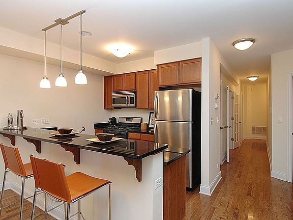 2nd image of 6060 N Paulina St #3N