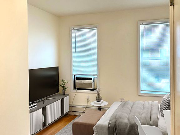 5th image of 2127 Tasker St #1