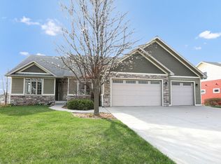 1221 Oakwood Dr, Pella, IA 50219