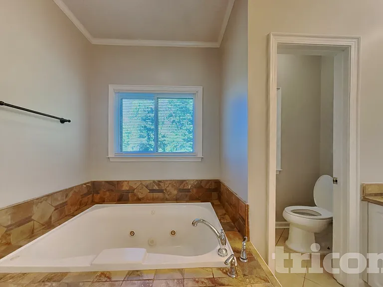 405 Ashington Ct — Photo 10