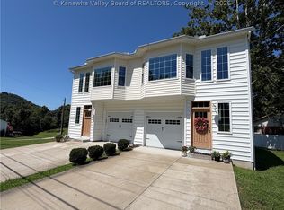 104 Sunnybrook Dr, Hurricane, WV 25526