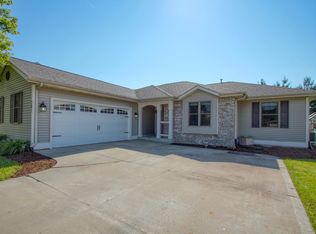 301 Thurow Dr, Oconomowoc, WI 53066