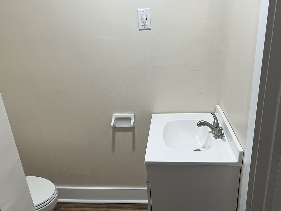 1st image of 422 NE 10th St