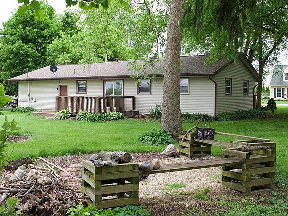 3rd image of 821 Sunny Acres Dr