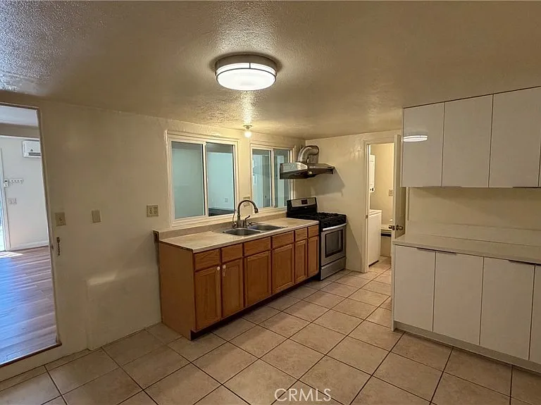 8169 Blewett St — Photo 10