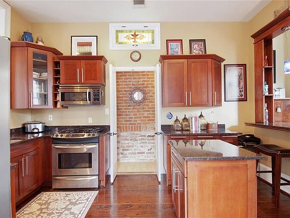 4th image of 235 Burgundy St #2