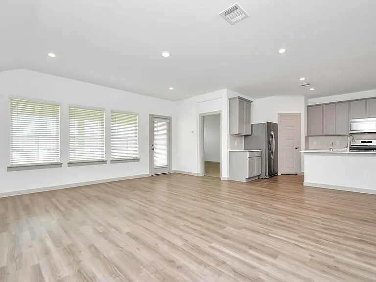 1114 Hughes Crossing Dr — Photo 28