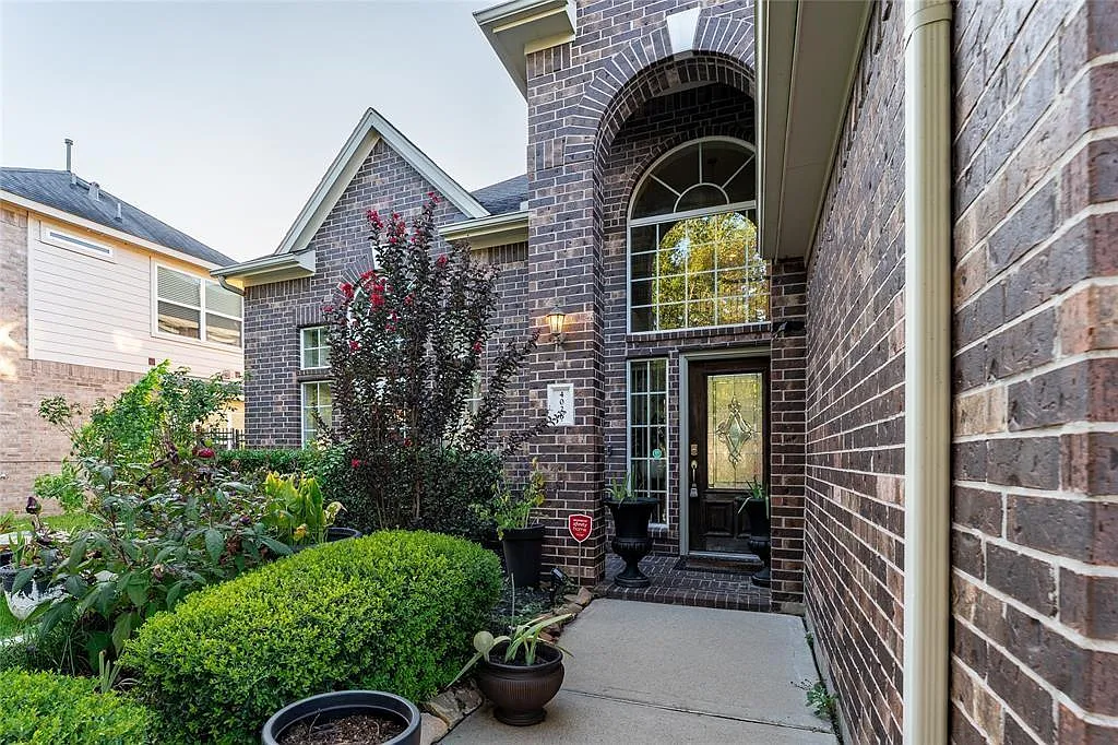 5 bed, 4.0 bath, 3898 sqft, $3,200 — Photo 2