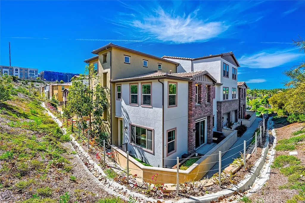 3 bed, 2.5 bath, 2193 sqft, $5,440 — Photo 1