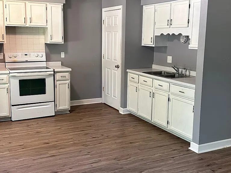 121 E Watrous Ave — Photo 4