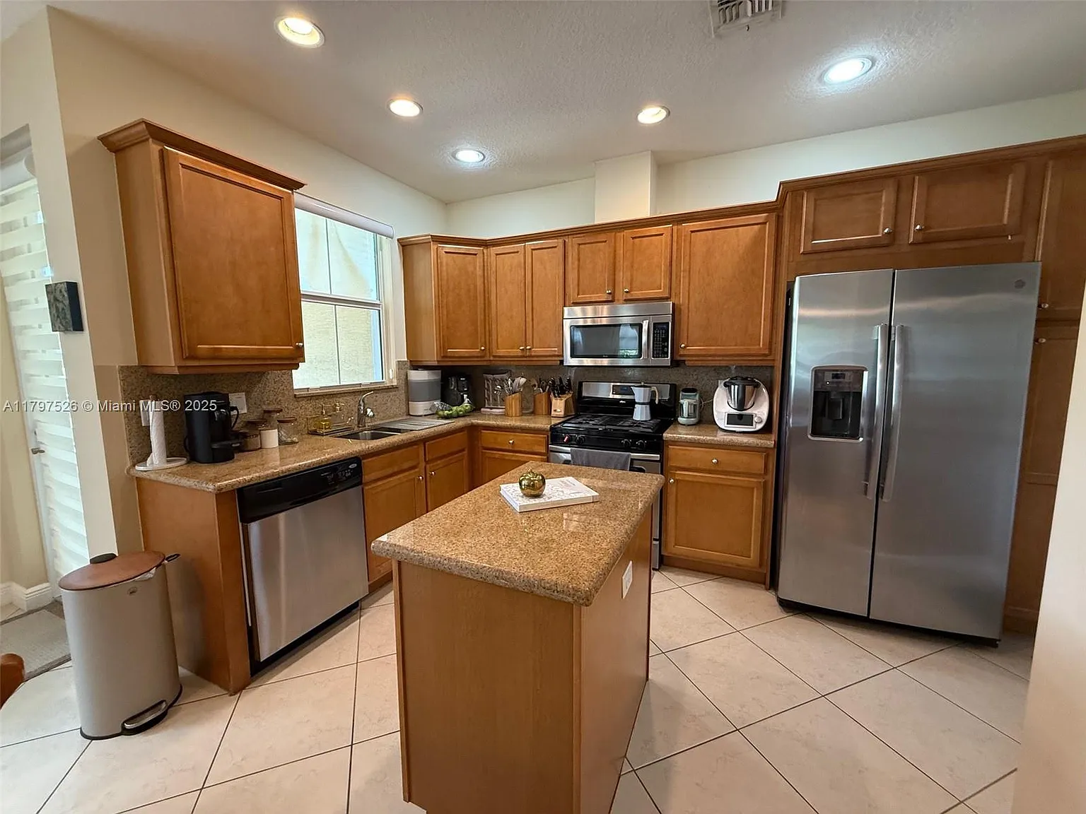 4 bed, 3.5 bath, 2465 sqft, $4,100 — Photo 3