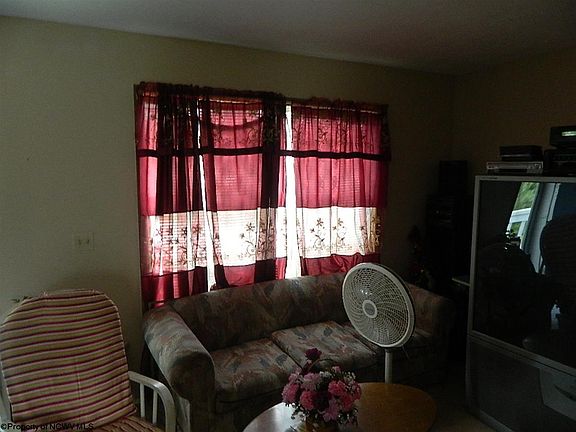 5th image of 10 Woodside Ln