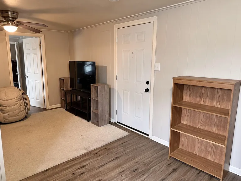 308 E Walnut St #4 — Photo 4