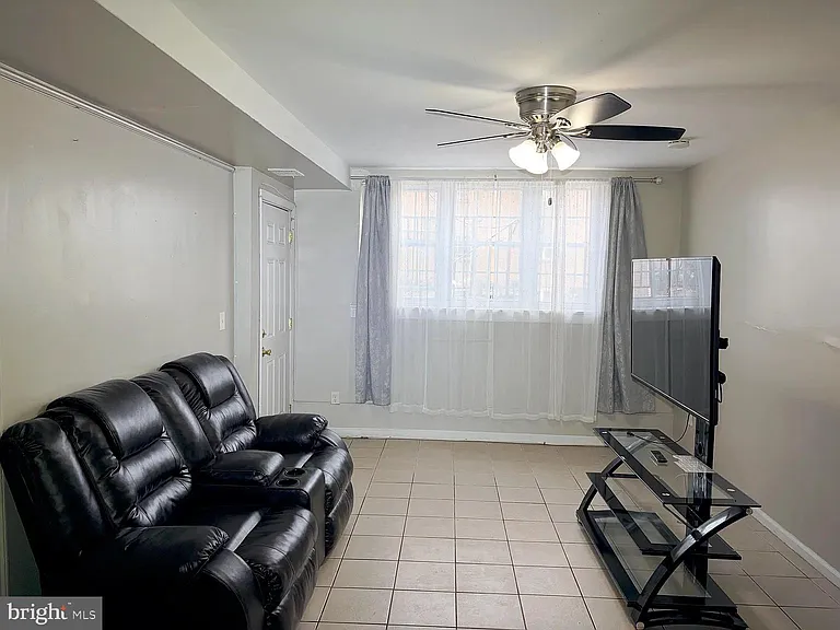 265 College Dr — Photo 3