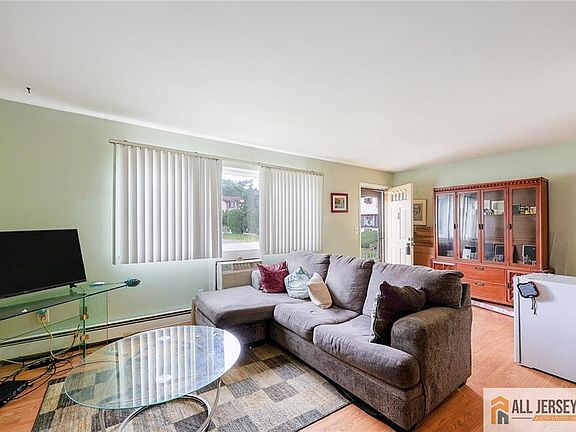 5th image of 621 Cricket Ln