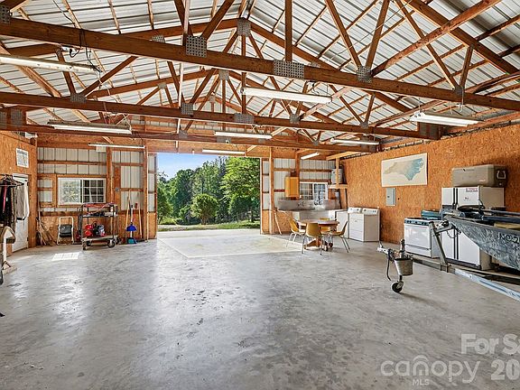 3rd image of 2040 Burke Rd