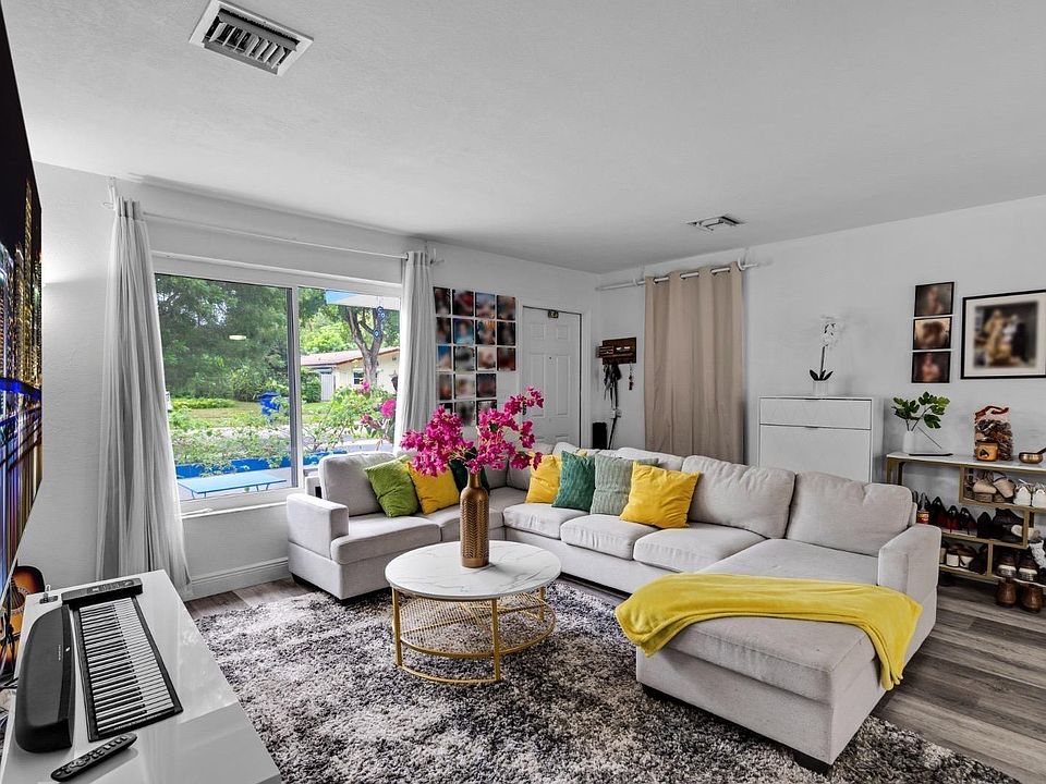 1st image of 315 S 57th Avenue