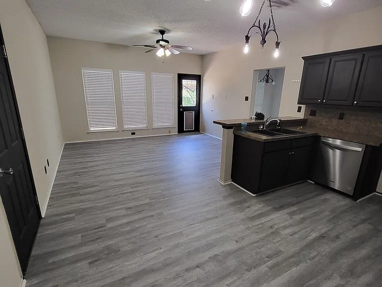 549 Raintree Cir — Photo 5