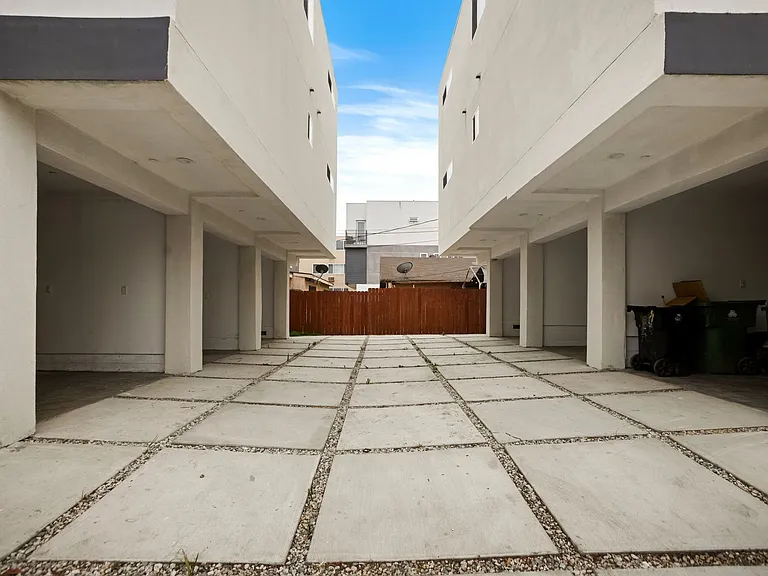 443 N Heliotrope Dr — Photo 21