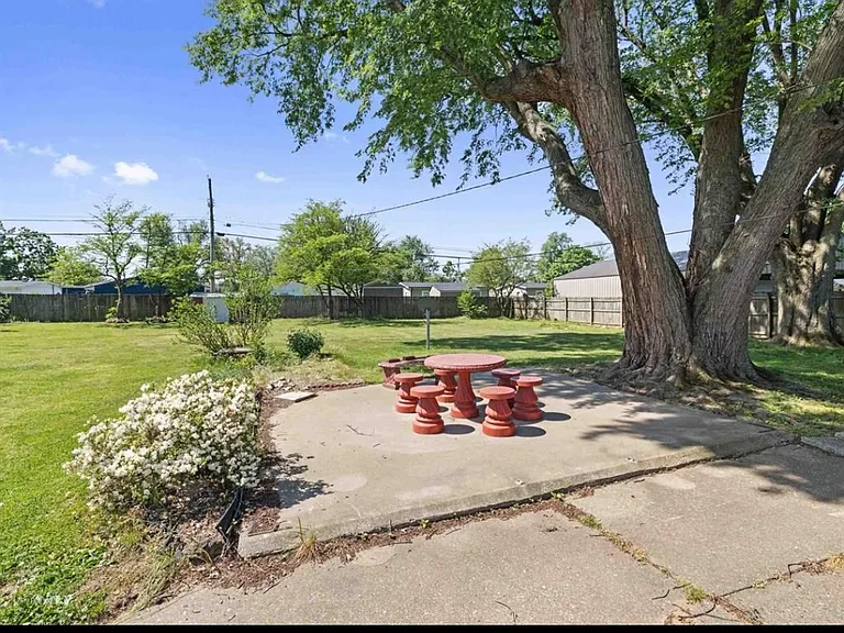 2910 Ridgewood St — Photo 3