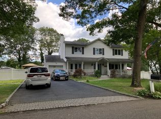 28 Robinson Ave, Medford, NY 11763