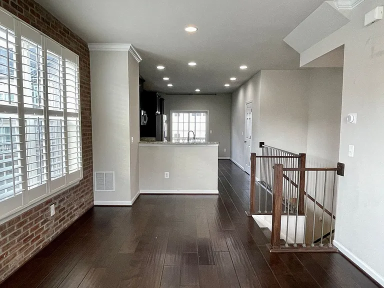 201 Woodstream Cir — Photo 5