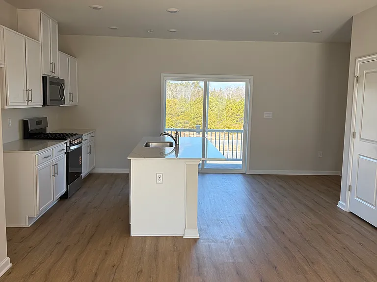 124 Essex Dr — Photo 12